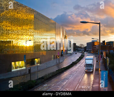 Vista di Vaughan Titolo e Highcross Shopping Complex in Leicester al tramonto. Foto Stock