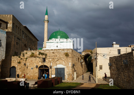 Scena di strada e la Al Jazzar moschea nella città vecchia di Akko (ACRE), Israele. Foto Stock