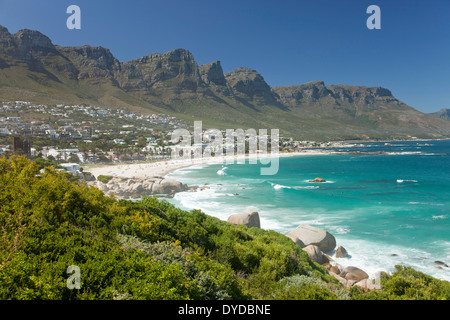 Dodici Apostoli la gamma della montagna e la spiaggia di Camps Bay a Cape Town, Western Cape, Sud Africa Foto Stock