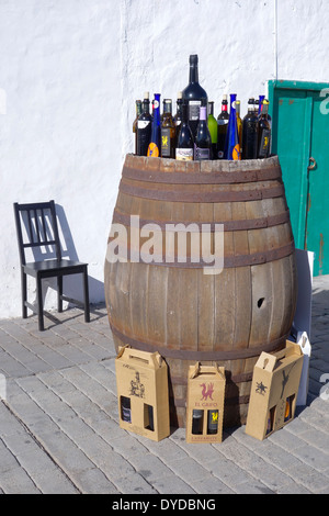 Spagna, Lanzarote, Teguise. Display esterno di vini di produzione locale per la vendita in Lanzarote Foto Stock