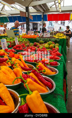 Bancarelle di frutta e verdura nel mercato di Leicester. Foto Stock