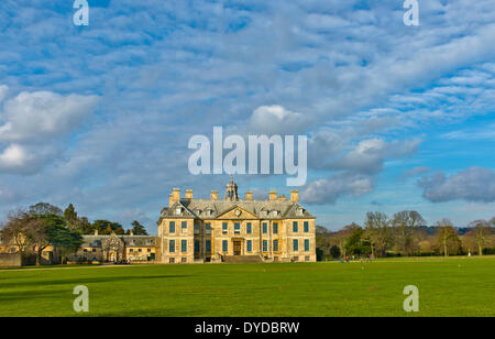 Belton House è una casa di paese inglese insieme immobiliare nel suo magnifico parco dei cervi. Foto Stock