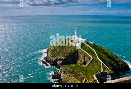 Sud pila faro situato appena fuori a Isola Santa sulla costa nord ovest di Anglesey. Foto Stock