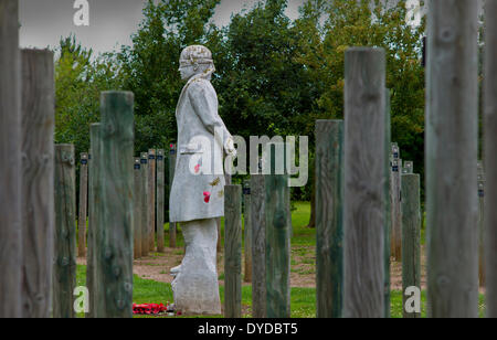 Il colpo all'alba Memorial presso il National Memorial Arboretum vicino Alrewas in Staffordshire in memoria dei 306 britannici e Comm Foto Stock