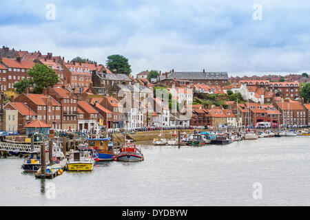 Vista di Whitby porto e città. Foto Stock