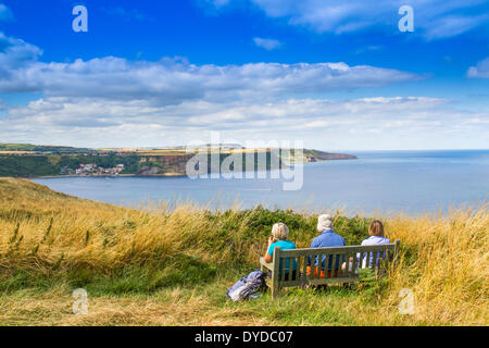 Godendo di una vista mare su una giornata d'estate. Foto Stock