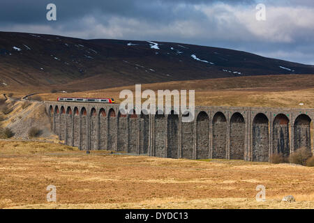 Una vergine treno attraversa il viadotto Ribblehead. Foto Stock