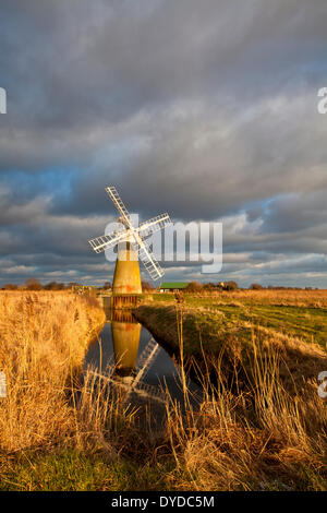 St Benets mulino di drenaggio sotto un cielo tempestoso su Norfolk Broads. Foto Stock