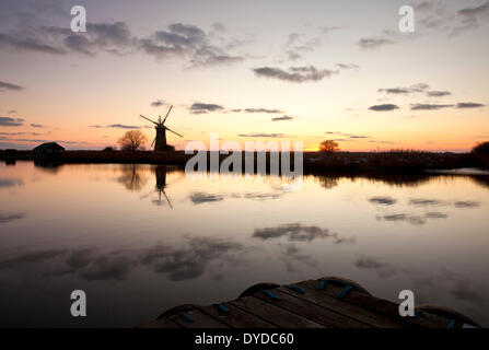 St Benets mulino di drenaggio si riflette nel fiume Thurne su Norfolk Broads. Foto Stock