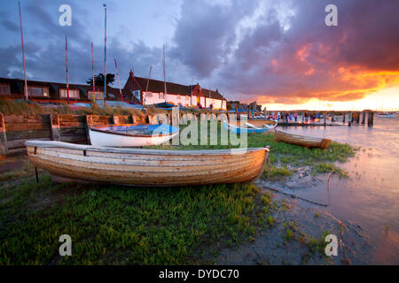 Burnham Overy Staithe al tramonto. Foto Stock