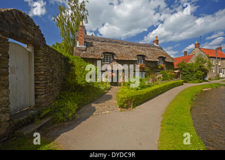 Un cottage con tetto di paglia a Thornton le Dale. Foto Stock