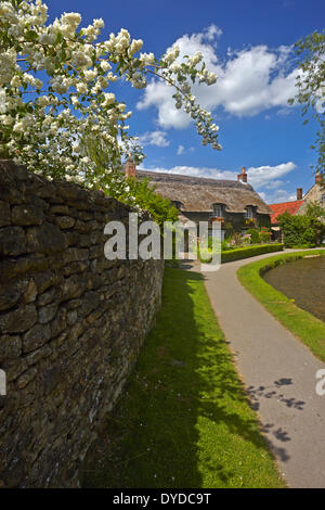 Un cottage con tetto di paglia a Thornton le Dale. Foto Stock