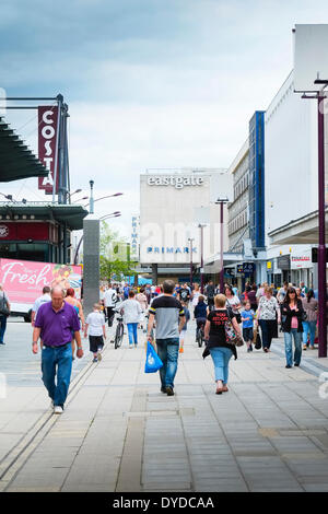 Gli amanti dello shopping a Basildon Town Center. Foto Stock