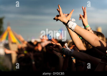 Gesti dal pubblico al Festival Brownstock in Essex. Foto Stock