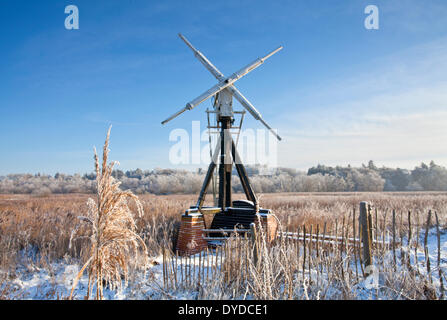 Un tradizionale mulino di scheletro di Clayrack su Norfolk Broads d'inverno. Foto Stock