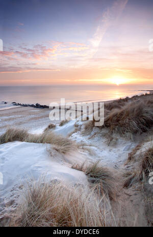 Mare spiaggia Palling su un freddo gelido mattina sulla costa di Norfolk. Foto Stock