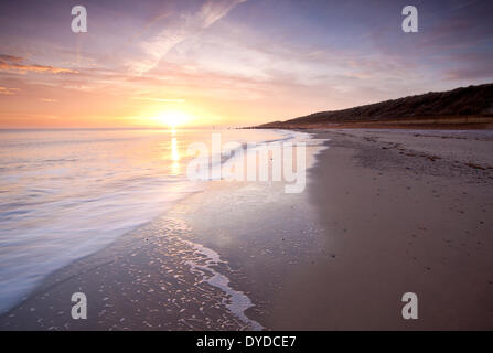 Sunrise a Waxham spiaggia sulla costa di Norfolk. Foto Stock