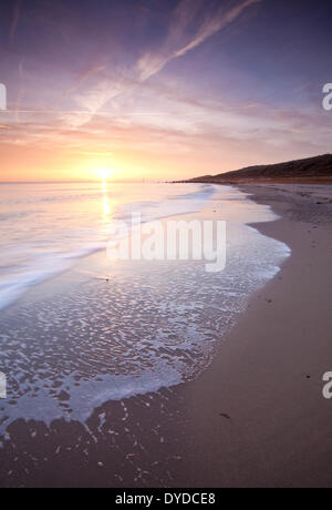 Sunrise a Waxham spiaggia sulla costa di Norfolk. Foto Stock