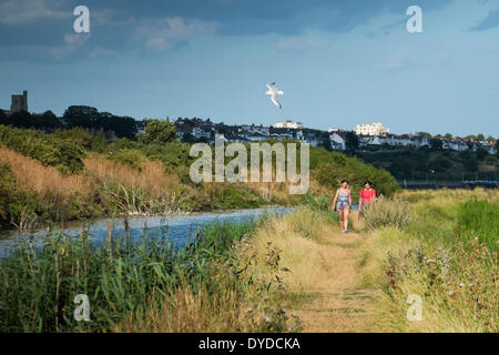 Due donne a piedi in due Tree isola riserva naturale. Foto Stock