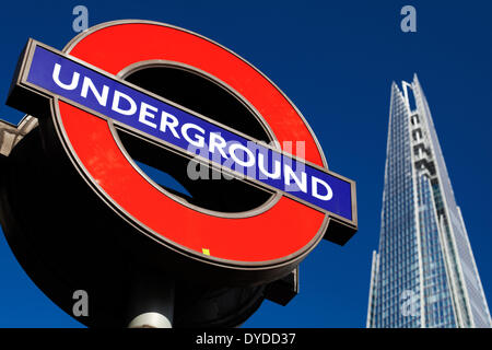 Un metro di Londra segno e il coccio. Foto Stock