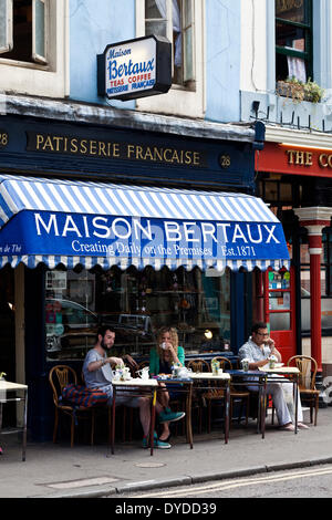 I tavoli fuori Maison Bertaux che è la più antica pasticceria a Londra. Foto Stock