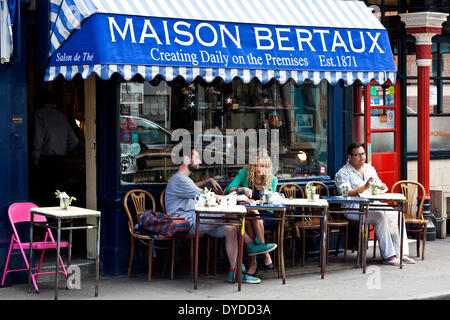 I tavoli fuori Maison Bertaux che è la più antica pasticceria a Londra. Foto Stock