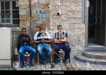 Arab uomini fumatori waterpipe presso la vecchia città di Akko (ACRE), Israele. Foto Stock