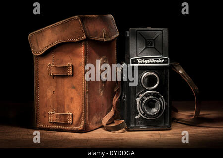 Vintage Voigtlander geniale telecamera con custodia in pelle e bobina di film. Foto Stock