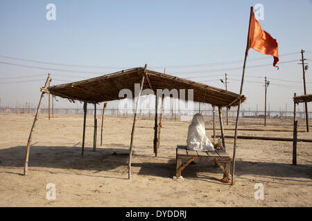 Un sadhu pregando in Sangam durante il Magh Mela. Foto Stock