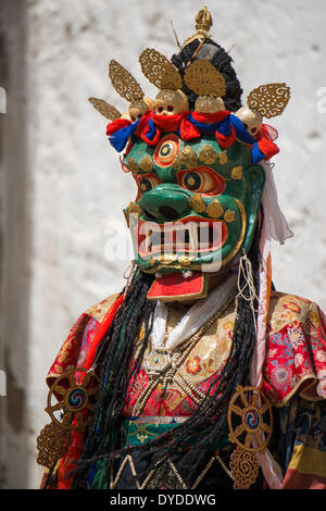 Un monaco di eseguire una danza rituale al Phyang Tseruk festival. Foto Stock