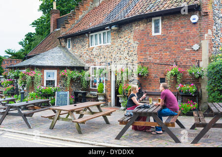 Una giovane coppia gustando un drink al di fuori del Adam ed Eve pub in Norwich. Foto Stock