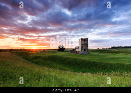 Sunrise presso le rovine della chiesa Knowlton nel Dorset. Foto Stock