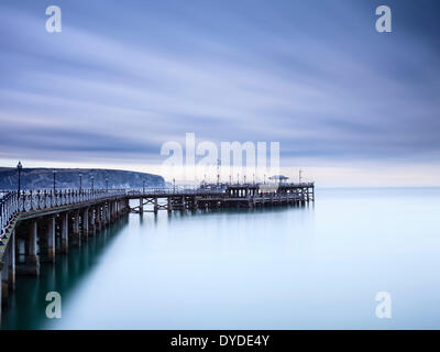 Swanage Pier su un nuvoloso giorno. Foto Stock