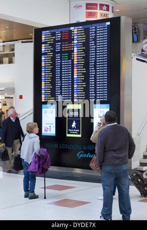 Il controllo dei passeggeri a bordo di partenza all'Aeroporto di Gatwick. Foto Stock