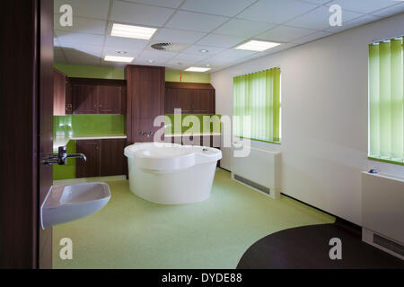 Sala parto e la piscina del Royal Hampshire County Hospital di Winchester. Foto Stock