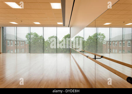 Studio di danza e parete a specchio a Notting Hill e la Ealing High School. Foto Stock