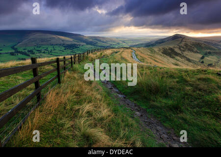 Sunrise a Mam Tor in Peak District. Foto Stock