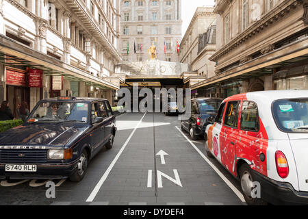 Taxi Parcheggiato fuori l'ingresso principale al Savoy Hotel in the Strand a Londra. Foto Stock