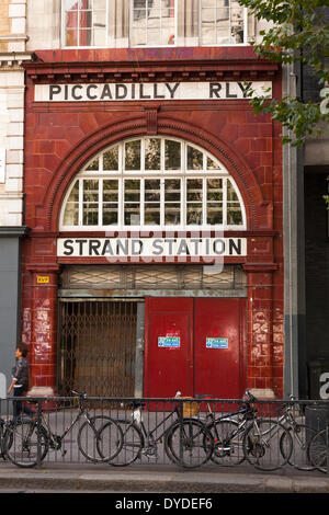 Anteriore per il filamento in disuso la stazione della metropolitana sulla linea di Piccadilly in The Strand. Foto Stock