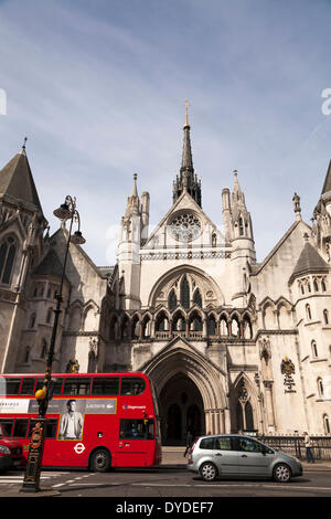 Red London bus fuori dalla Royal Courts of Justice in Fleet Street a Londra. Foto Stock