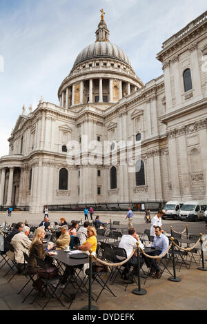 Street cafe al di fuori la Cattedrale di San Paolo a Londra. Foto Stock