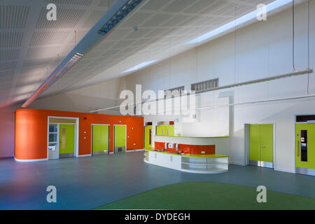 Colorate scuola primaria non occupato in aula. Foto Stock