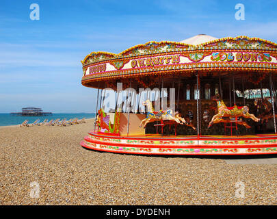 Giostra sulla spiaggia di Brighton. Foto Stock