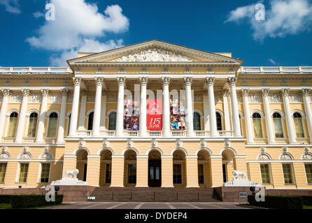 Il Neo-classico portico del Palazzo Mikhailovsky che fa parte del Museo Russo Statale. Foto Stock