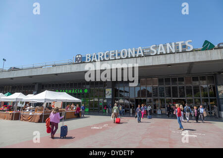 Esterno della stazione ferroviaria Sants di Barcellona. Foto Stock
