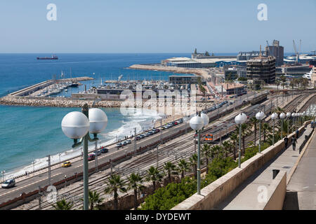 Marina e i binari ferroviari a Tarragona in Spagna. Foto Stock