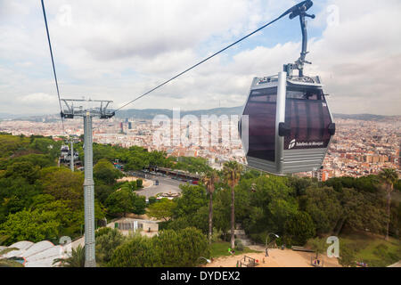 Il Montjuic funivia con un panorama di Barcellona. Foto Stock