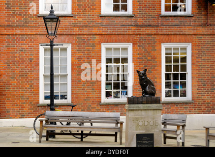 Londra, Inghilterra, Regno Unito. Gough Square. Hodge ha - scultura del Dottor Samuel Johnson's cat / lampost / Panca Foto Stock