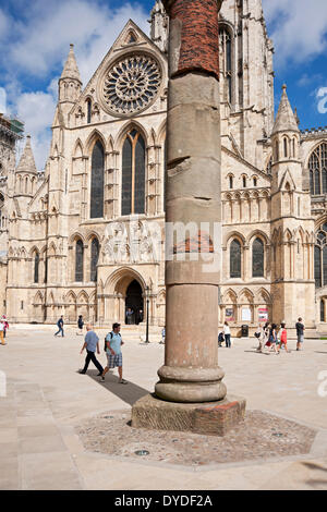 Colonna Romana al di fuori del transetto sud della cattedrale di York Minster. Foto Stock