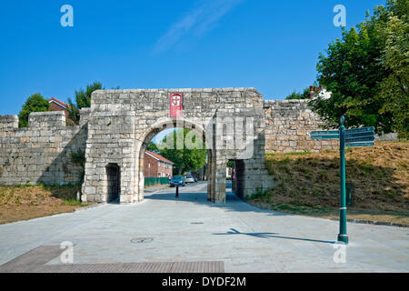 Fishergate Bar e le mura della città. Foto Stock